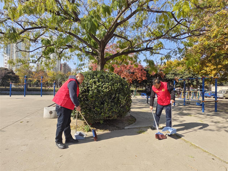 聯(lián)合黨支部到金龍社區開(kāi)展“雙報到”暨全城清潔行動(dòng)
